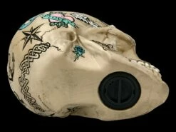 NEMESIS NOW Totenkopf - Tattoo Spardose - Knochenfarben -FIGUREN Verkäufe 2D FS21508 Totenkopf Tattoo Spardose Knochenfarben 2 1280x1280