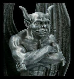 Gargoyle Figur - Der Beschützer 14 Gargoyle Figur - Der Beschützer -FIGUREN Verkäufe 2D FS21625 Gargoyle Figur Sitzend mit verschraenkten Armen 4 1280x1280