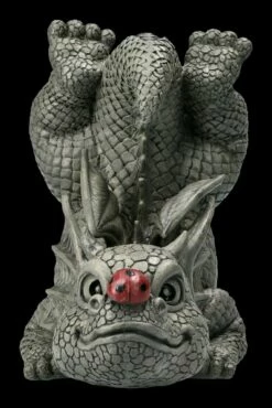 Gartenfigur - Drache Mit Marienkäfer Auf Der Nase 11 Gartenfigur - Drache Mit Marienkäfer Auf Der Nase -FIGUREN Verkäufe 2D FS22608 Gartenfigur Drache mit Marienkaefer auf der Nase 1 1280x1280