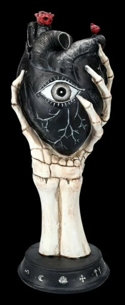 Skeletthand Hält Schwarzes Herz
