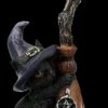 Katzen Figur Mit Hexenbesen - Familiars Broom 2 Katzen Figur Mit Hexenbesen - Familiars Broom -FIGUREN Verkäufe 2D FS24118 Katzen Figur mit Hexenbesen Familiars Broom 1 1280x1280