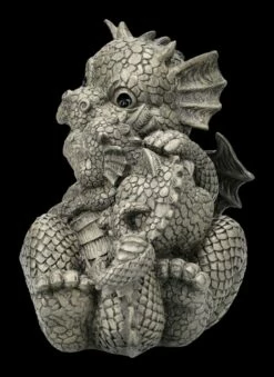 Gartenfigur - Drachen Baby Liegt Auf Mamas Bauch 13 Gartenfigur - Drachen Baby Liegt Auf Mamas Bauch -FIGUREN Verkäufe 2D FS24287 Gartenfigur Drachen Baby liegend auf Mamas Bauch 2 1280x1280