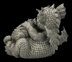 Gartenfigur - Drachen Baby Liegt Auf Mamas Bauch 12 Gartenfigur - Drachen Baby Liegt Auf Mamas Bauch -FIGUREN Verkäufe 2D FS24287 Gartenfigur Drachen Baby liegend auf Mamas Bauch 3 1280x1280