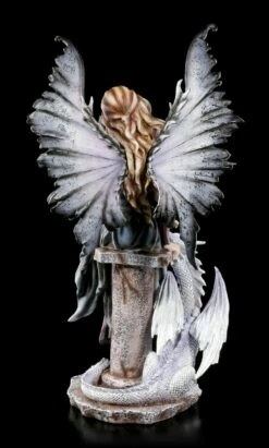 Elfen Figur Groß - Ruti Sitzend Mit Drache -FIGUREN Verkäufe Elfen Figur Ruti Sitzend Mit Drachen 3 1280x1280