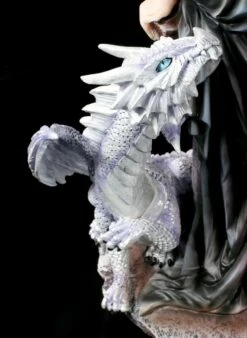 Elfen Figur Groß - Ruti Sitzend Mit Drache -FIGUREN Verkäufe Elfen Figur Ruti Sitzend Mit Drachen 7 1280x1280