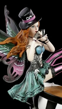 NEMESIS NOW Elfen Figur - Wonderland Fairy Hatter -FIGUREN Verkäufe Elfen Figur Wonderland Fairy Hatter 5 1280x1280