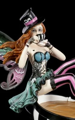 NEMESIS NOW Elfen Figur - Wonderland Fairy Hatter -FIGUREN Verkäufe Elfen Figur Wonderland Fairy Hatter 6 1280x1280