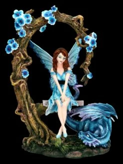 Elfen Figur Auf Schaukel Mit Blauen Drachen