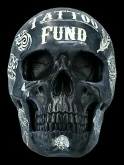 NEMESIS NOW Totenkopf - Tattoo Spardose - Schwarz -FIGUREN Verkäufe FS21507 Totenkopf Tattoo Spardose schwarz 2 1280x1280