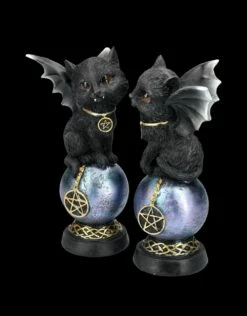 Vampirkatzen Figur 2er Set Auf Wahrsagerkugel -FIGUREN Verkäufe FS24975 Vampirkatzen Figur 2er Set 2 1280x1280