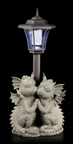 Drachen Gartenfigur Mit Solar Lampe - Loving Dragons 11 Drachen Gartenfigur Mit Solar Lampe - Loving Dragons -FIGUREN Verkäufe Garten Drachen Solar 1 1280x1280