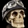 NEMESIS NOW Totenkopf - Iron Cross Mit Bikerhelm -FIGUREN Verkäufe Totenkopf Bikerhelm 1280x1280