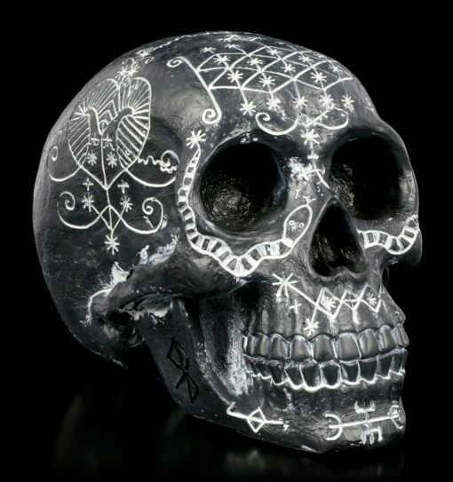 Totenkopf Mit Mystischen Symbolen - Schwarz -FIGUREN Verkäufe Totenkopf Mit Symbolen Schwarz 1280x1280